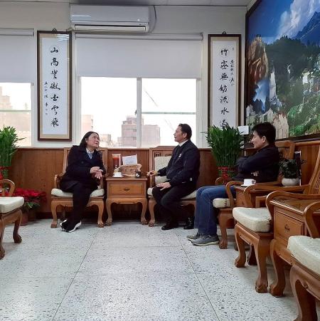 立委陳玉珍拜會縣長王忠銘、副縣長陳冠人，針對財劃法修正案後續執行方向、離島交通政策及未來合作可能性進行交流。（圖：縣府）