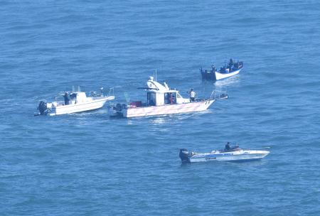 東北季風減弱，東引地區數艘動力小船把握好天氣，直奔北固礁漁場甩竿釣魚。 （圖／文：陳其敏）