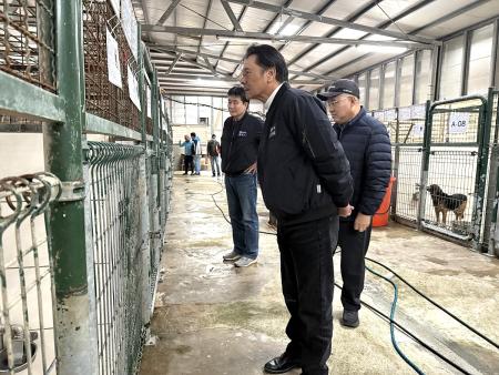 縣長王忠銘、副縣長陳冠人赴動物之家，實地關心收容犬隻生活狀況。（圖／文：王致潔）