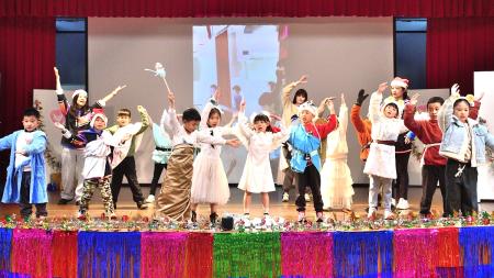 東引國中小國小部「感謝．感激．感恩」下午茶校慶系列活動，在聖誕佳節氛圍中溫馨登場，師生與家長齊聚一堂，共度充滿感恩與祝福的午後時光。（圖／文：陳其敏）