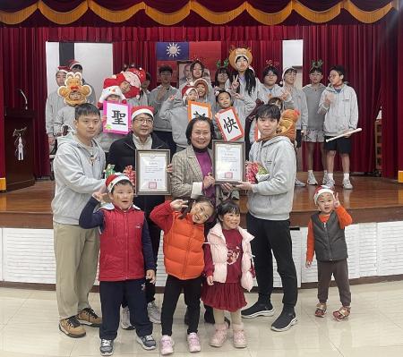 敬恆國中小暨幼兒園聖誕報佳音，散播歲末年終平安與歡樂的氣息。(圖／文：宋幸儒)