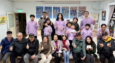 東莒國小於校內禮堂辦理「小小說書人．歲末冬至圍爐」活動，精彩演出獲得滿堂采。（圖／文：蔡夢玲）