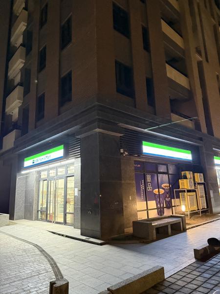 位在仁愛147社區的全家仁愛店今天開始試營運，下午3點開始優惠活動。（圖：業者提供）