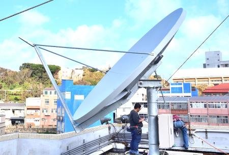 中華電信馬祖營運處東引服務中心屋頂再增設一具高軌衛星天線，與既有低軌設備共同強化離島通訊備援能力。（圖／文：陳其敏）