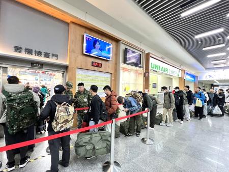 為疏運滯留旅客，C-130軍機聖誕節出動疏運任務，搭載61人往台北。（圖／文：馮紹夫）