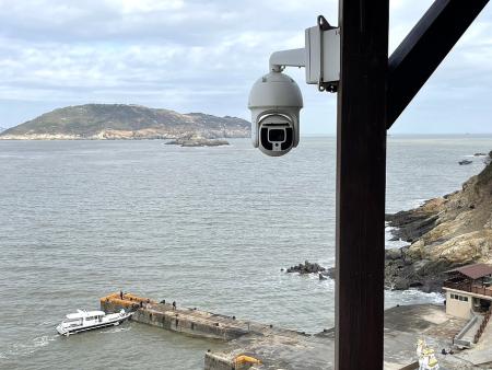 連江縣政府產發處於大坵島碼頭架設24小時監視系統，即時掌握遊客上下船及與梅花鹿互動狀況，強化安全管理。（圖／文：鄭禮頤）