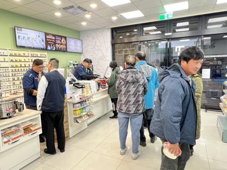 全家超商仁愛店昨天試營運，社區住戶直呼太方便了！（圖／文：馮紹夫）