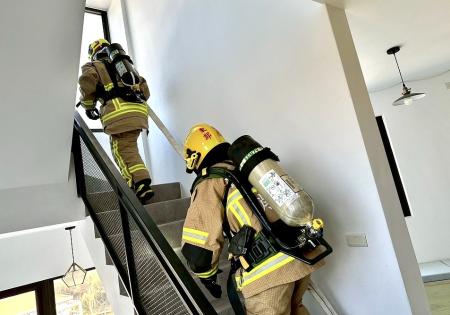 為提升高樓層建築物災害搶救效率，東莒分隊在東莒大坪找茶民宿進行高樓層建築物搶救演練，透過實際操作熟悉建築物結構與救災動線。（圖／文：蔡夢玲）