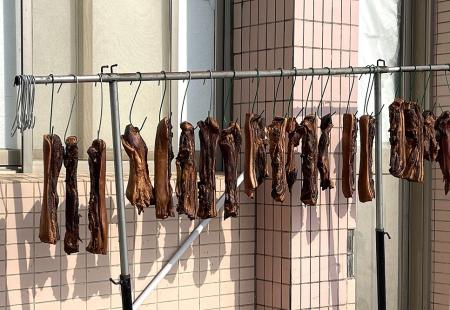 馬祖的冬天，適合晾曬各類製品，西莒鄉親網路上學習加上自己改良，將豬肉晾出一番好滋味。（圖／文：宋幸儒）