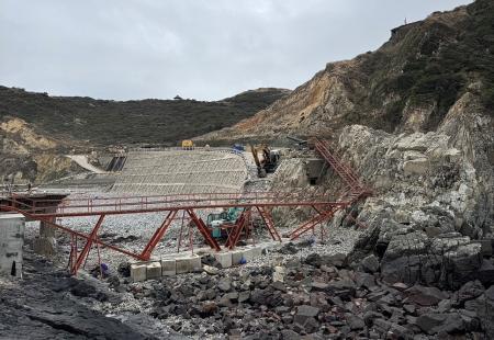 連結西莒本島與菜浦澳據點的鎮海橋27日拆除改建，請軍民及遊客多加留意，並注意安全。（圖／文：宋幸儒）