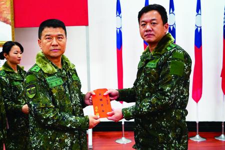 指揮官頒發表現優異單位加菜金。