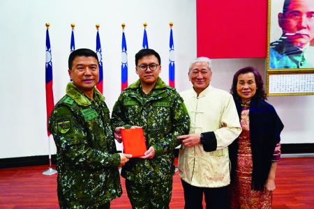 指揮官與晉任官兵、眷屬合影留念。