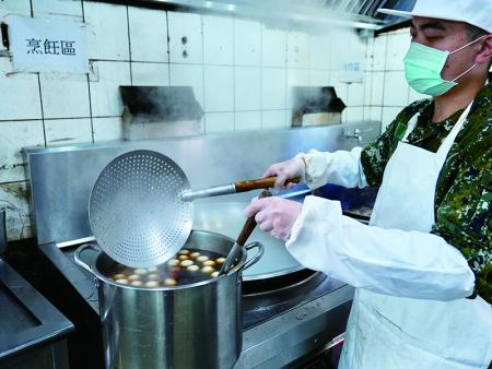 伙房兵用心烹煮冬至湯圓。