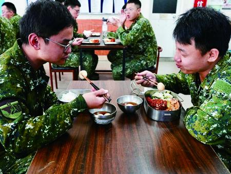 官兵互動熱絡。