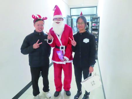 官兵與聖誕老人合影。