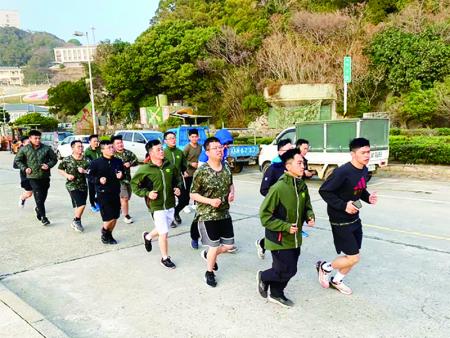官兵進行長跑訓練。