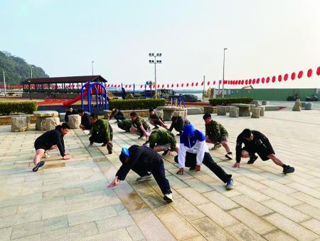 官兵熱身運動。