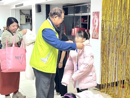 馬祖境天后宮、NET服飾捐贈受扶家庭日用品與禦寒衣物，為弱勢家庭送上節慶的溫暖與祝福。（圖／文：馮紹夫）