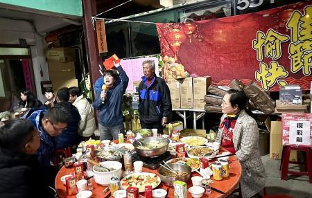 東莒社區發展協會今晚將在藝文廣場辦理跨年圍爐活動，目前報名已突破200人，邀鄉親一起圍爐倒數迎新年。（圖／文：蔡夢玲）