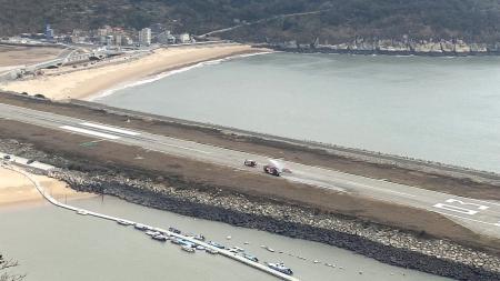 北竿機場消防人員30日於跑道末端進行無預警演練，消防車輛執行相關應變作業。（圖／文：鄭禮頤）