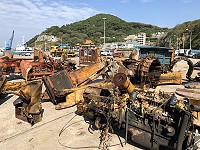 　有民間業者在北竿展開大型廢棄車輛分解回收作業暫置白沙碼頭，日前已經運台。（圖／文：陳鵬雄）