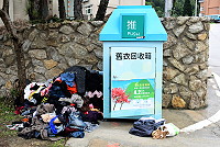 　正值冬裝換季期間，南竿傳出舊衣回收箱「爆掉」的訊息，就是民眾回收的舊衣太多，原先回收箱根本塞不下，晚到的民眾索性就把舊衣置放在其側，越堆越多，讓這些舊衣格外凌亂。（圖／文：曹重偉）
