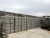 　橋仔碼頭增設簡易浮台，材料運抵工地近期組裝施工。（圖／文：陳鵬雄）