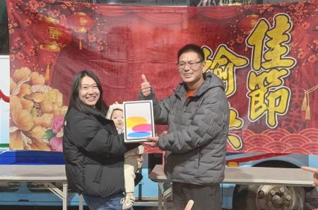 東莒社區發展協會在大坪村藝文廣場舉辦跨年圍爐活動，逾200位鄉親齊聚同樂，現場穿插摸彩與紅包抽獎，氣氛熱絡。（圖／文：蔡夢玲）