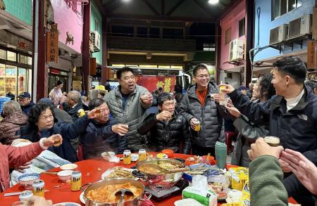 東莒跨年圍爐　聚餐、摸彩溫馨熱鬧