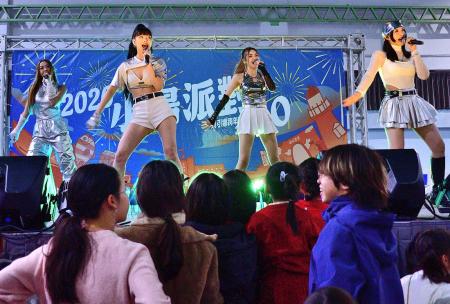 東引鄉「2026跨年晚會」在體育館熱鬧登場，軍民齊聚同歡，在歌聲與歡笑中迎接新的一年。（圖／文：陳其敏）