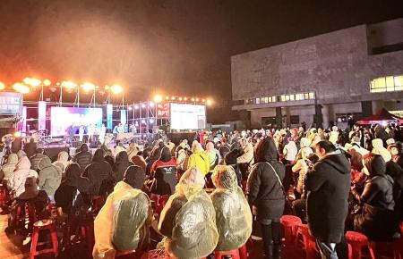 不畏低溫，連江縣2026跨年晚會吸引上千人進入會場，共同迎接倒數迎接新年。（圖／文：馮紹夫）