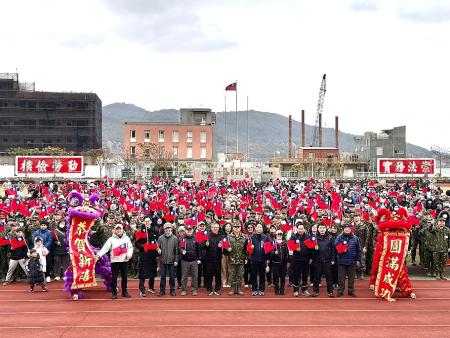 連江縣政府2026元旦升旗暨健行活動，約1500位軍民熱情參與。在國旗冉冉升起之際，眾人共同許下新年美好願望，迎接嶄新開始。（圖／文：王致潔）