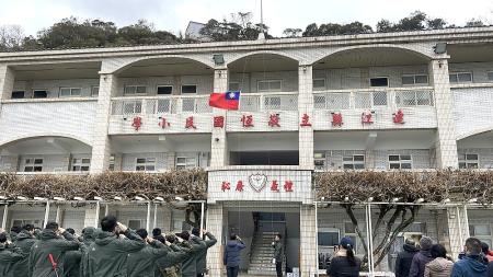 迎接2026，莒光元旦升旗健行活動，東、西莒同步舉行，鄉親起個大早迎接新的一年。（圖／文：宋幸儒）