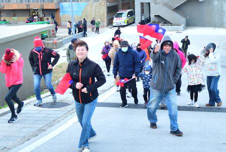 115年元旦升旗健行　四鄉五島同步登場。（圖：王致潔、陳其敏、鄭禮頤、宋幸儒、蔡夢玲、教育處）
