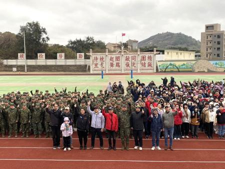 北竿鄉公所元旦清晨於壁山觀景台舉辦迎晨曦暨升旗健行活動，鄉親及遊客冒著低溫迎接天亮，並自壁山健行至運動場參與升旗典禮，在莊嚴儀式中迎接嶄新的一年。（圖／文：鄭禮頤）