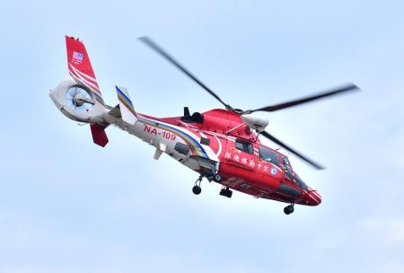 空勤總隊NA-109直升機降落東引，鄉長林德建與鄉民代表會成員到場關切，期盼夜航訓練儘速完成，確保緊急救護後送不中斷。（圖／文：陳其敏）