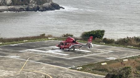空勤總隊2日執行飛航訓練，熟悉各離島航線及地形，確保在緊急狀況發生時，能即時支援直升機後送醫療救護任務。（圖／文：宋幸儒）