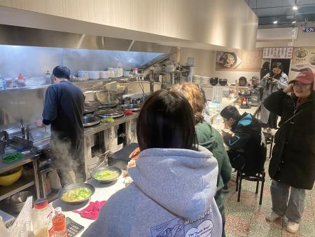 迎晨曦暨升旗健行活動結合消費回饋，民眾持早餐券與消費券至合作商家使用，為地方商圈注入年初消費動能。（圖／文：鄭禮頤）