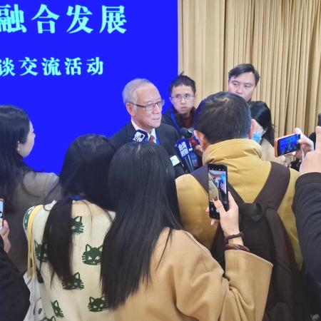 （上圖）縣長王忠銘與議長張永江率團出席小三通首航25週年紀念活動，王忠銘期盼兩岸交流持續向前；（下圖）前立委曹爾忠接受大陸媒體採訪。（圖：縣府）