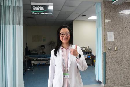 衛生局長期與萬芳醫院合作，每月安排2位萬芳醫師支援縣醫急診科，強化醫療量能；上圖為支援本縣的萬芳醫院洪紹恩、成協真，下圖為剛結束支援的謝宛蓁醫師。（圖／文：王致潔）