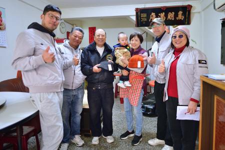 強烈冷氣團來襲，東引鄉民代表會走入社區關懷長者，親手送上禦寒毛帽，傳遞寒冬中的溫暖與祝福。（圖／文：陳其敏）