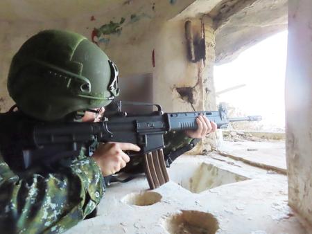 官兵進入據點戰術位置。