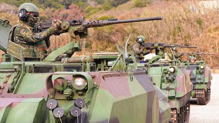 官兵實施戰術機動。