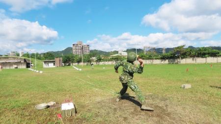 官兵實施投擲手榴彈。