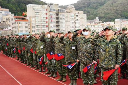 官兵展現愛國精神。