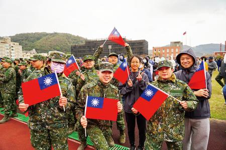 官兵熱情參與元旦升旗。