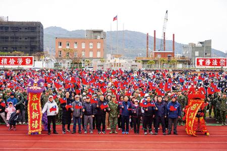 官兵與鄉親齊聚會場合影留念。