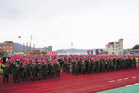 官兵與鄉親一同參與元旦升旗。