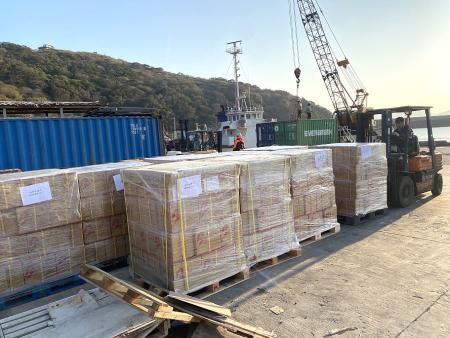 北竿首批馬年春節縣民配售酒於4日到貨，整批酒品完成卸運後，通路商依序辦理後續配售作業。（圖／文：鄭禮頤）