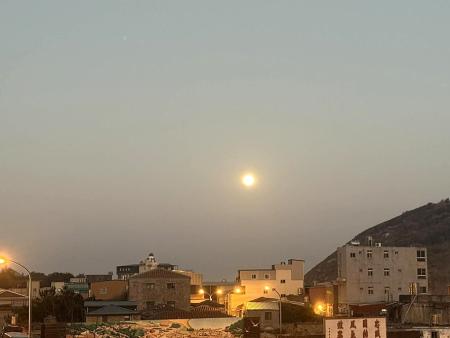 2026年首輪超級月亮高掛夜空，月光映照著北竿，為年度初始增添亮點。（圖／文：鄭禮頤）